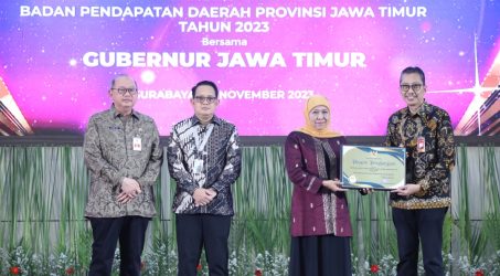 Peduli Pajak, Bank Jatim Terima Penghargaan dari Bapenda Jawa Timur