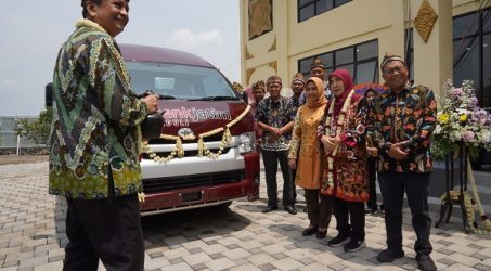 Dukung Pendidikan dan Perekonomian, Bank Jatim Serahkan CSR ke Pemkot Mojokerto dan Pemkab Sumenep