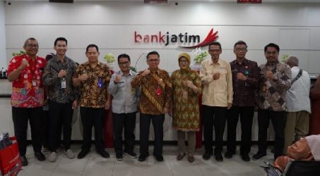 Jadi Pionir Penerapan IKD, Bank Jatim  Dikunjungi Ditjen Dukcapil Kemendagri dan Bank Dunia