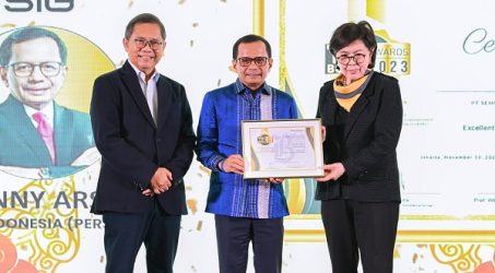 Dirut SIG Donny Arsal Raih The Best CEO pada Top BUMN Awards 2023
