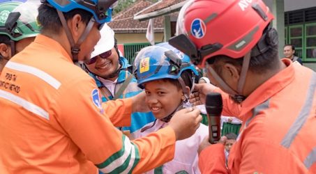 PLN Hadirkan Kelas Inspiratif dan Serahkan Bantuan Peralatan Sekolah