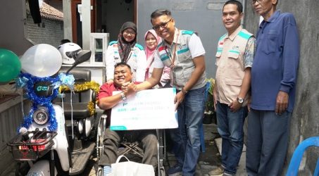 Srikandi PLN Serahkan Bantuan Motor Listrik kepada Penyandang Disabilitas