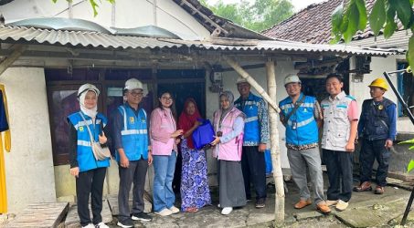 Srikandi PLN Berbagi Berkah Ramadan hingga Nyalakan Sambung Listrik Gratis