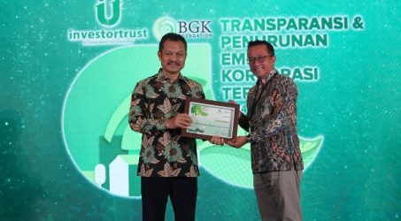 Dukung Penurunan Emisi Karbon, Bank Jatim Sabet Penghargaan Investortrust.id dan BGK Foundation