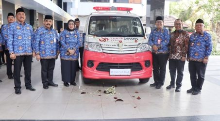 Bank Jatim Serahkan Bantuan Satu Unit Ambulans Ke BKD Jawa Timur