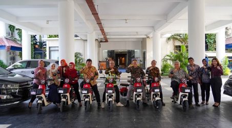 Atasi Permasalahan Emisi Gas Berlebihan, Bank Jatim Berikan 50 Unit Sepeda Listrik ke Unair