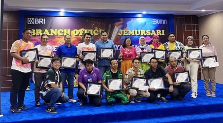 Pacu Prestasi Kerja, BRI BO Jemursari Beri Apresiasi dan Penghargaan Pekerja Terbaik