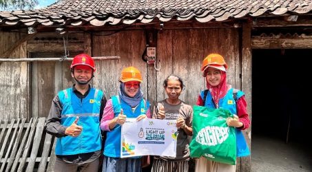 PLN Sambung Listrik 189 Masyarakat Pra Sejahtera di Jawa Timur  