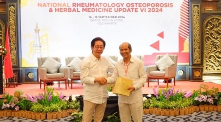 Direktur Sido Muncul Edukasi Manfaat Herbal sebagai Pendamping Obat di Simposium Yogya