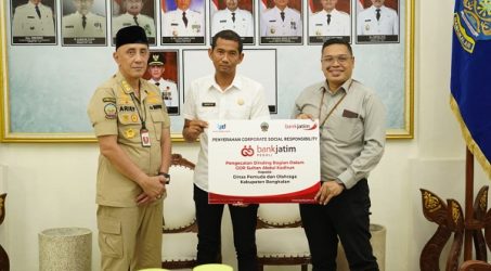 Bank Jatim Serahkan CSR Pengecatan Dinding Gor Sultan Abdul Kadirun ke Pemkab Bangkalan