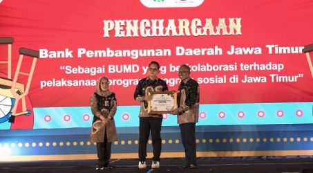 Peringatan Hari Disabilitas Internasional Jawa Timur,  Bank Jatim Raih Penghargaan dari Pemprov
