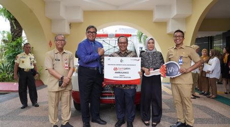 Bank Jatim Serahkan CSR Ambulance kepada RSUD Haji Provinsi Jawa Timur