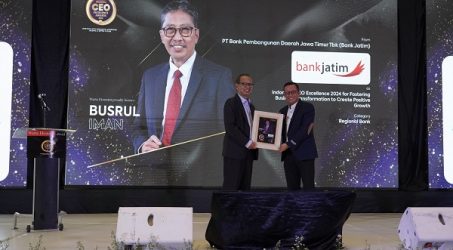 Jelang Akhir 2024, Dirut Bank Jatim Sabet Penghargaan Warta Ekonomi