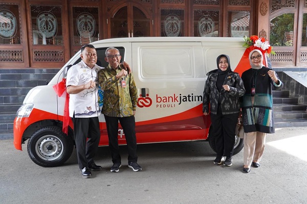 Dorong Pendapatan Pajak Hingga Pariwisata Daerah, Bank Jatim Serahkan CSR ke Pemkab Ponorogo dan Sumenep