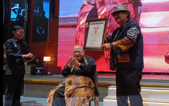 Erros Djarot Rilis Autobiografi, Raih Penghargaan Rekor MURI