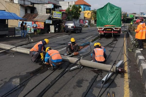 Hujan Angin Robohkan Papan Reklame dan Tiang Listrik di Taman Sidoarjo,  PLN Gerak Cepat Pulihkan Jaringan Listrik