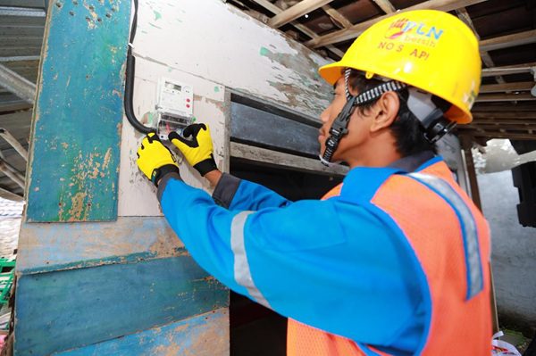 PLN Sambung Listrik Serentak 350 Masyarakat Pra Sejahtera di Jawa Timur