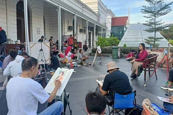 Ratusan Pelukis Ramaikan OTS “Beauty of Balai Pemuda Surabaya”, Hadirkan Marcella Zalianty dan Arumi Bachsin