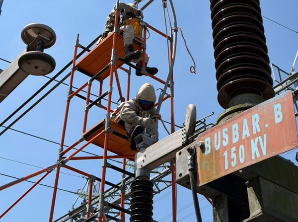 PLN UPT Madiun Tuntaskan Pemeliharaan Instalasi Tegangan Tinggi Tanpa Padam