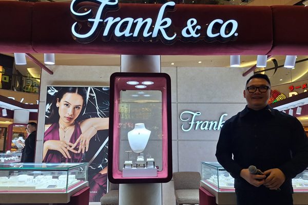 Frank & Co Rayakan Perjalanan Cinta Sejati 30 Tahun di TP 3 Surabaya