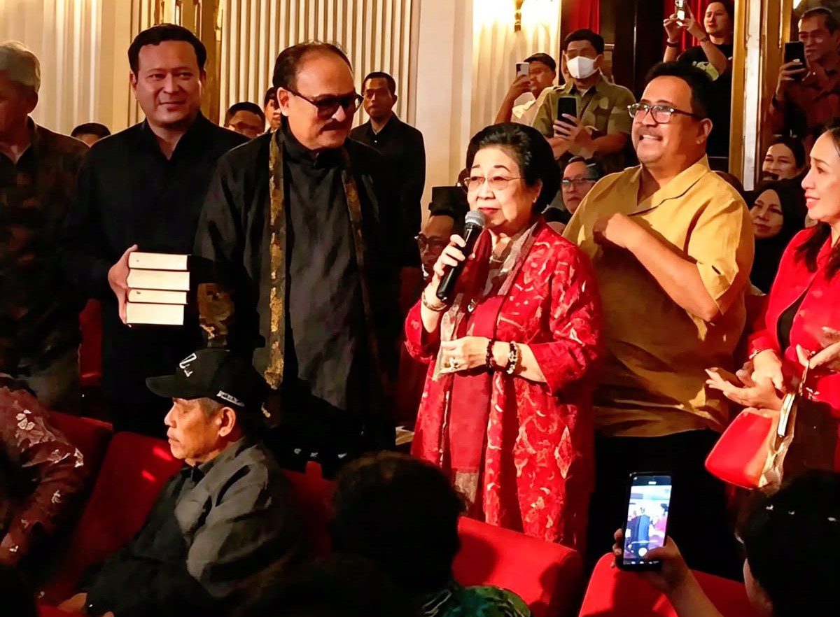 Erros Djarot dan Megawati Soekarnoputri saat rilis buku Autobiografi Erros Djarot 2 dan 3, di Gedung Kesenian Jakarta, Minggu (9/8/2026).