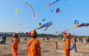 PLN UIT JBM Kawal Keamanan Jaringan Listrik Selama Surabaya Kite Festival Layang-Layang